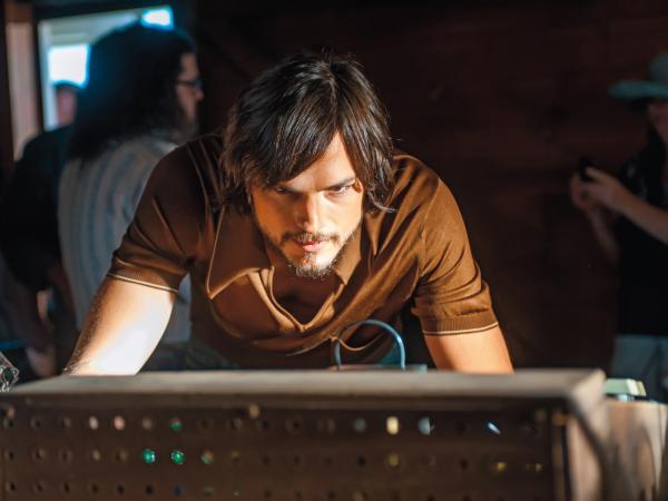 Ashton Kutcher jako wizjoner Steve Jobs.