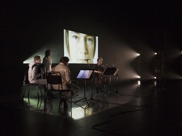 „Lelele” fińskiej twórczyni Lotty Wennäkoski, mówi o potwornościach, jakie spotkały młode kobiety z Europy Wschodniej, które zgłosiły się do pracy za granicą, a zostały porwane i sprzedane jako niewolnice seksualne.