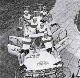 Drużyna polskich kolarzy pozuje przed XXVI Wyścigiem Pokoju, maj 1973 r. Od lewej: w pierwszym rzędzie Zbigniew Krzeszowiec i Andrzej Kaczmarek, w środku Stanisław Szozda i Ryszard Szurkowski, z tyłu Mieczysław Nowicki i Lucjan Lis.