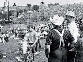 Max Yasgur (z prawej) z sąsiadami i tłumem festiwalowiczów, którzy przez cztery dni słuchali muzyki na jego farmie.