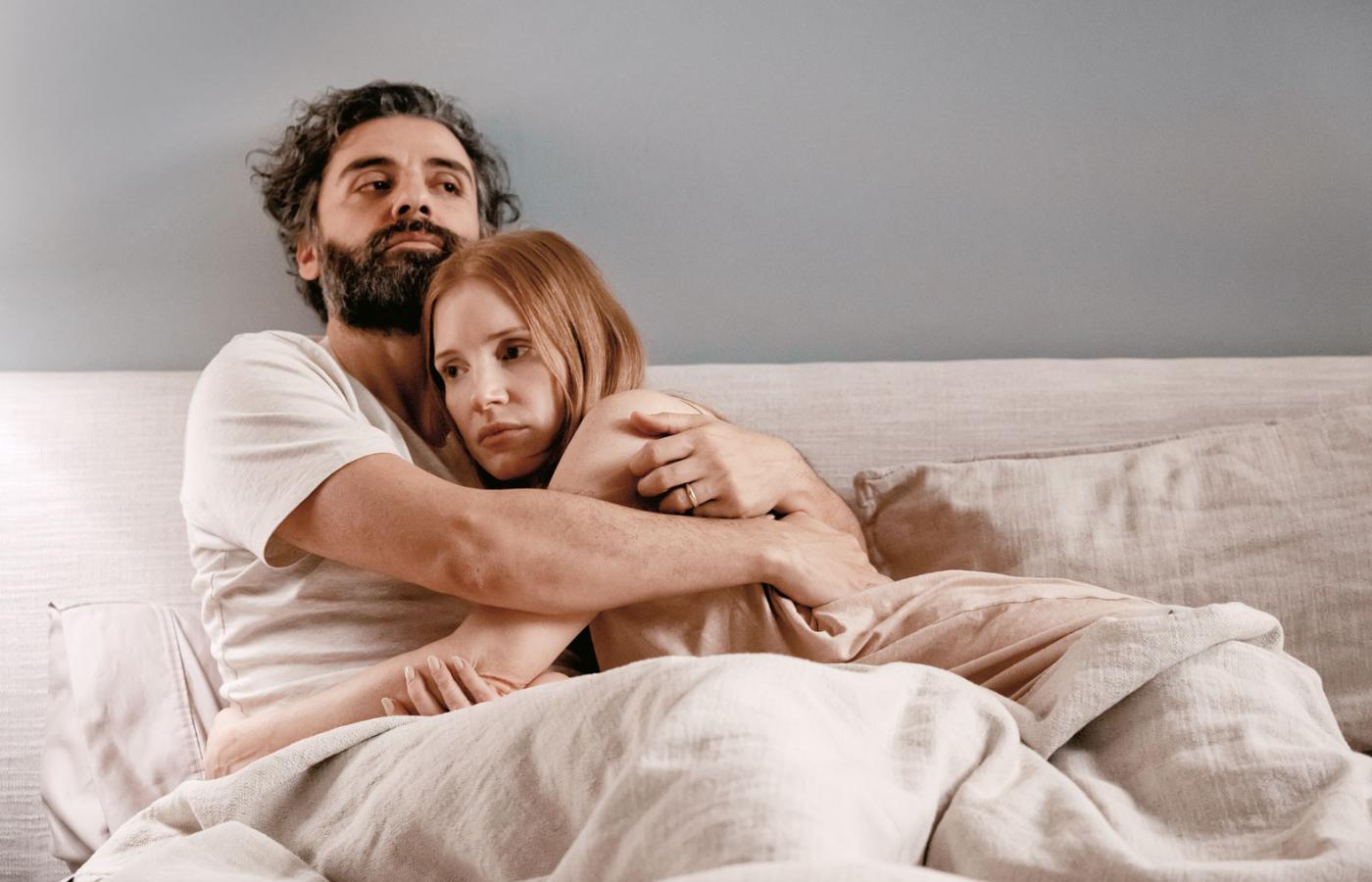 Oscar Isaac i Jessica Chastain w uwspółcześnionej wersji „Scen z życia małżeńskiego” w reż. Hagaia Levy’ego.