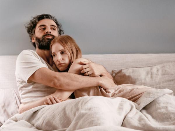 Oscar Isaac i Jessica Chastain w uwspółcześnionej wersji „Scen z życia małżeńskiego” w reż. Hagaia Levy’ego.