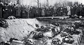 Pogrzeb Karla Liebknechta i 31 ofiar rewolucji styczniowej 1919 r. Krzyżykami oznaczone są trumny Karla Liebknechta i Róży Luksemburg (jej trumna była pusta, bo ciało zamordowanej odnaleziono dopiero po kilku miesiącach).
