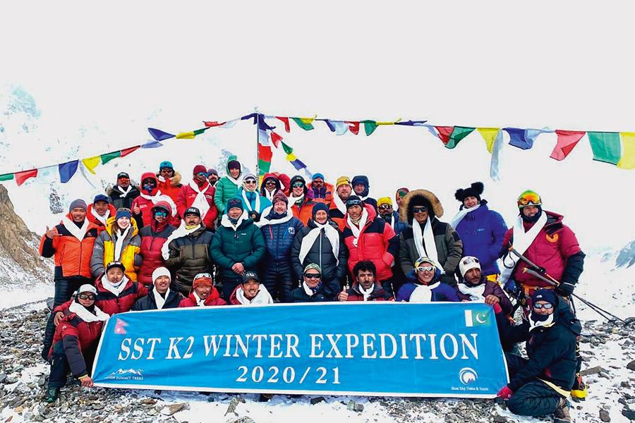 Dziś Szerpowie nie są już „tylko” przewodnikami, ale tworzą górską elitę. Na zdj. ekipa Seven Trek Summits tuż po zdobyciu K2 zimą.