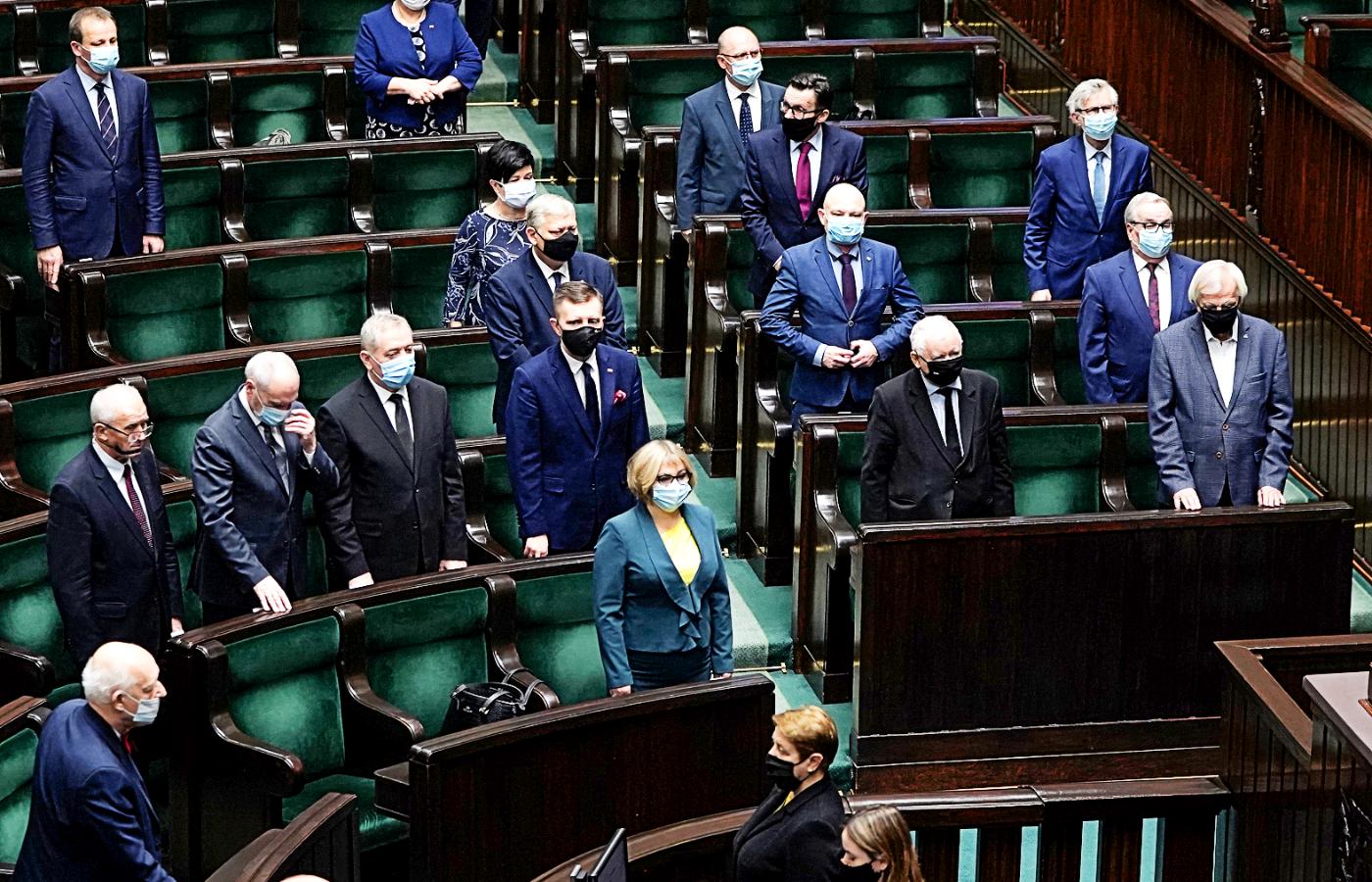 To symetryzm przez lata powodował, że partia Kaczyńskiego była traktowana jak normalne ugrupowanie w demokratycznym porządku i taką się po tych zabiegach w oczach wielu stała.