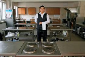 Prezentacja prawidłowej postawy kelnerskiej.