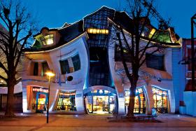 Sopot. Krzywy domek rozpiera się przy Monciaku.