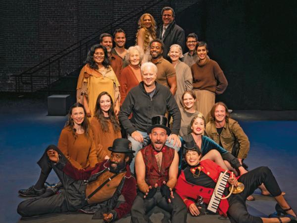 Tim Robbins z zespołem swojego teatru The Actors’ Gang