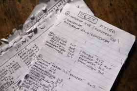 Pod pokładem też są poutykane zapasy. Bezcenne zapiski załogantki Kasi – trzeba wiedzieć, gdzie co jest.