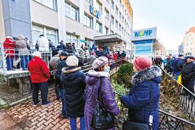 Uderzający jest biurokratyczno-polityczny charakter przyjętych zasad kolejności szczepień. Wyróżnia się pewne grupy, nie podając naukowych, epidemiologicznych argumentów.