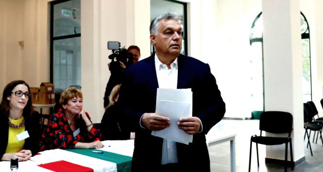 Viktor Orbán głosuje w wyborach samorządowych.