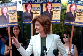 Arianna Huffington - gdy postanowiła wystartować w wyborach na gubernatora w 2003 roku, musiała odpowiadać na niewygodne pytania dziennikarzy. Teraz - jako wpływowa redaktorka - woli sama je zadawać.