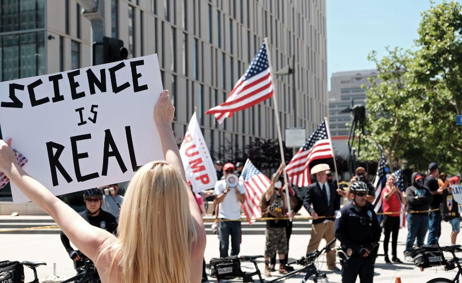 Marsz dla nauki w Los Angeles, jeden z wielu zorganizowanych w zeszłym roku, by wesprzeć społeczność naukową i promować inicjatywy edukacyjne dotyczące takich gorących tematów, jak zmiana klimatu. Zwolennicy Trumpa zorganizowali swoje kontrdemonstracje.