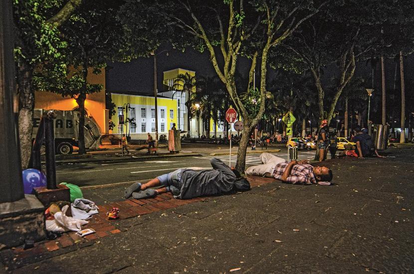 Noc w parku w mieście Bucaramanga. Kolumbijczycy zaczynają mieć dość przybyszów z Wenezueli.