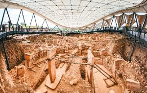 Megalityczne kręgi w Göbekli Tepe sprzed 12 tys. lat. Życie publiczne zaczęło się tu od wspólnych rytuałów.