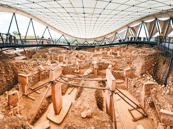 Megalityczne kręgi w Göbekli Tepe sprzed 12 tys. lat. Życie publiczne zaczęło się tu od wspólnych rytuałów.