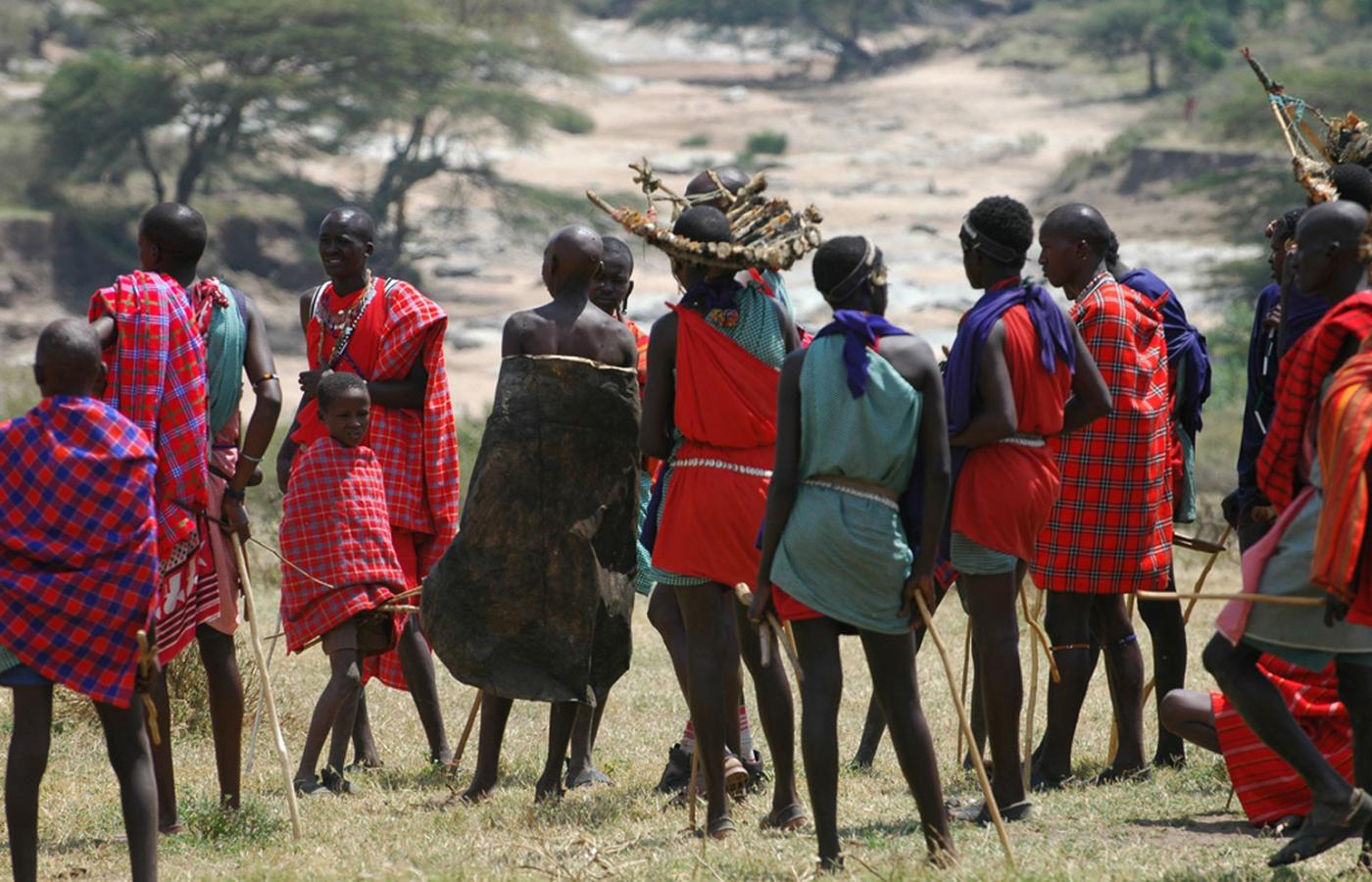 Żelaznym punktem wycieczek w Tanzanii są odwiedziny u lokalnych Masajów, którzy za zryczałtowaną opłatą 20 dol. raczą białych historiami o młodzieńcach żyjących przez kilka lat w dziczy, przechodzących tam niezbędny etap inicjacji.