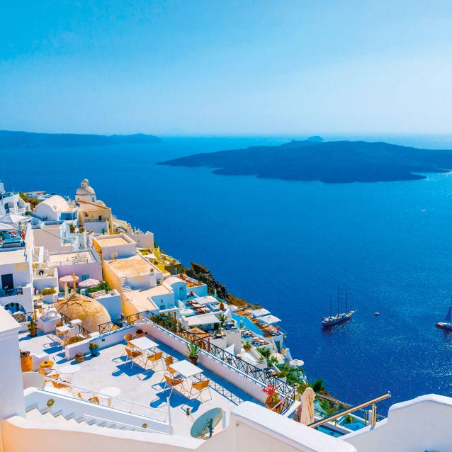 Widok z Santorini na wulkan Kameni, który jest nowym wcieleniem monstrum drzemiącego w wodach Morza Egejskiego.