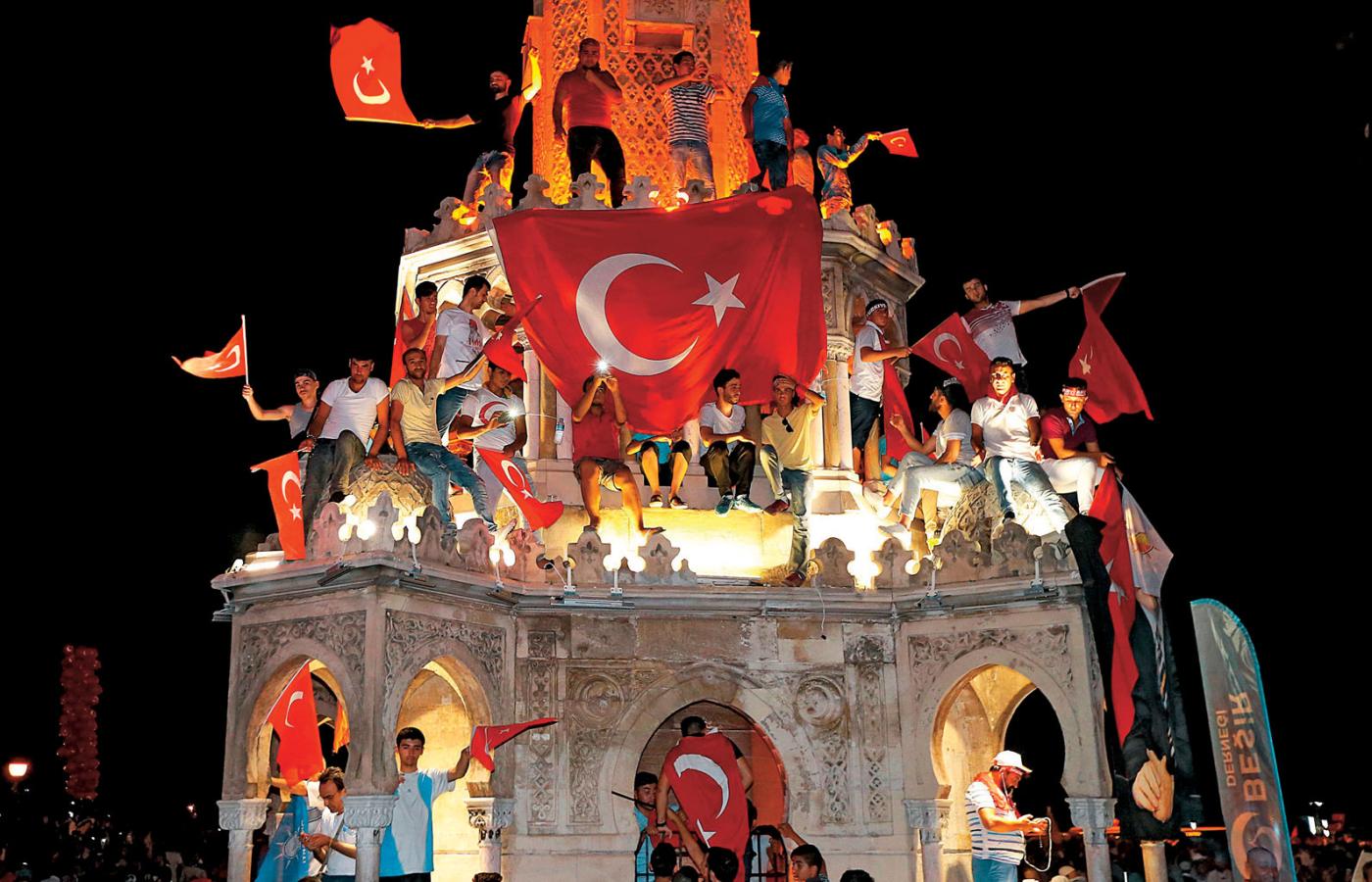 Zwolennicy prezydenta Erdogana na placu Konak w Izmirze