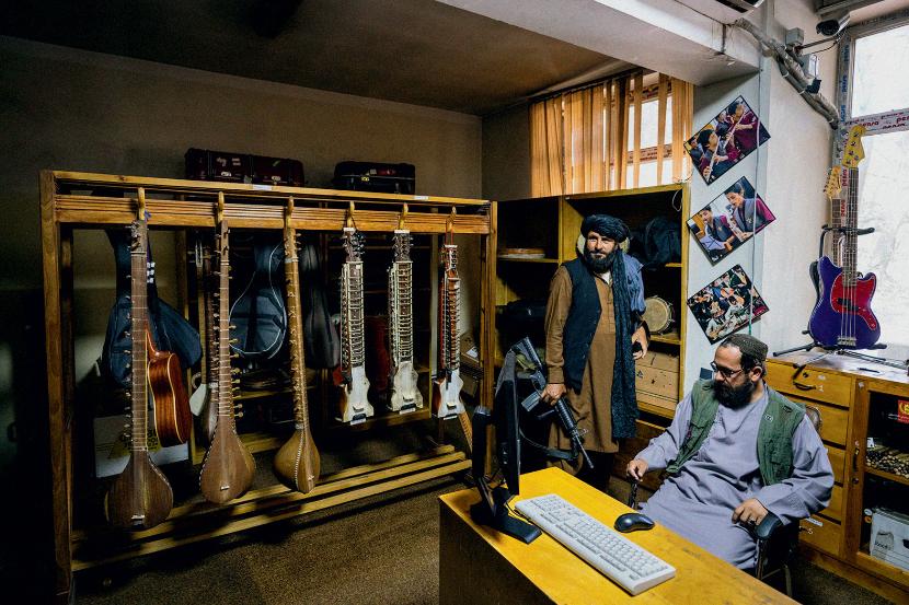 Talibowie w konserwatorium w Kabulu we wrześniu ub.r. Po orkiestrze żeńskiej nie było już śladu.