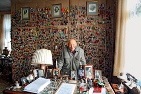 Prof. medycyny Jerzy Dybicki w domowym muzeum pamiątek. Urodzony w 1923 r. w Baranowiczach, był żołnierzem AK, uczestnikiem Powstania Warszawskiego.