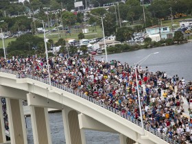 Jak na początku programu, w latach 80. ubiegłego wieku, tak też dzisiaj start promu przybyły oglądać tysiące