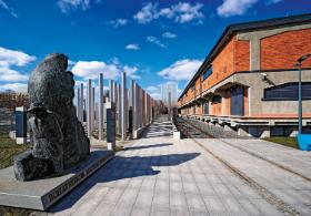 Siedziba białostockiego muzeum w magazynach wojskowych z lat 30.