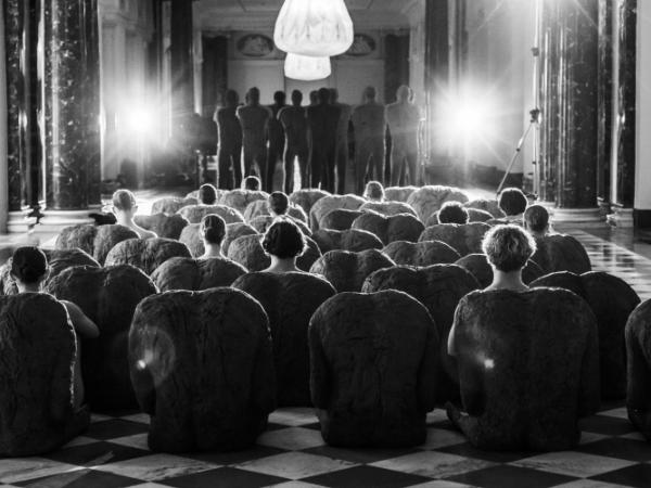 Spektakl taneczny w wykonaniu uczniów Ogólnokształcącej Szkoły Baletowej im. J. Jarzynówny-Sobczak w Gdańsku inspirowany twórczością Magdaleny Abakanowicz na wystawie czasowej „Abakanowicz. Konfrontacje” w Zamku Królewskim w Warszawie” w choreografii Sławomira Gidla; Fot. Damian Hornet