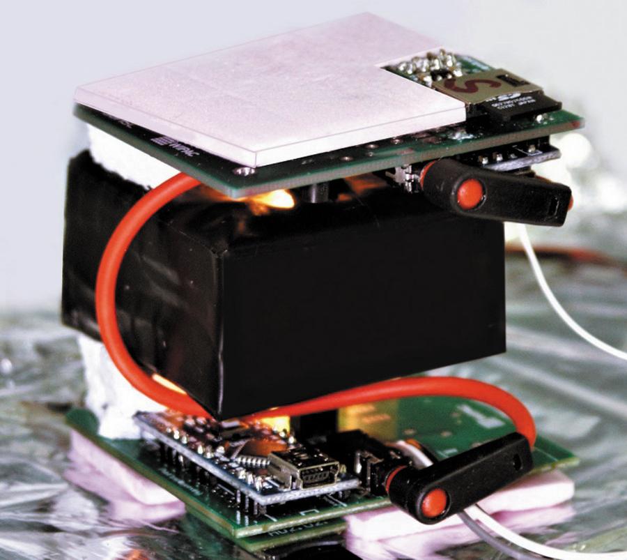 Zestaw detektorów CosmicWatch przygotowany do lotu balonem.