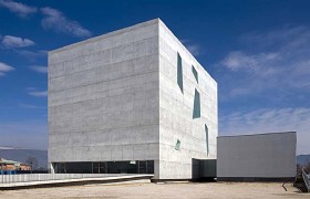 3. Kościół św. Jana w Foligno (proj. Massimiliano Fuksas). Kościół wygląda jak wielki bentonowy bunkier, z przypadkowo powybijanymi otworami na nierówne okna.