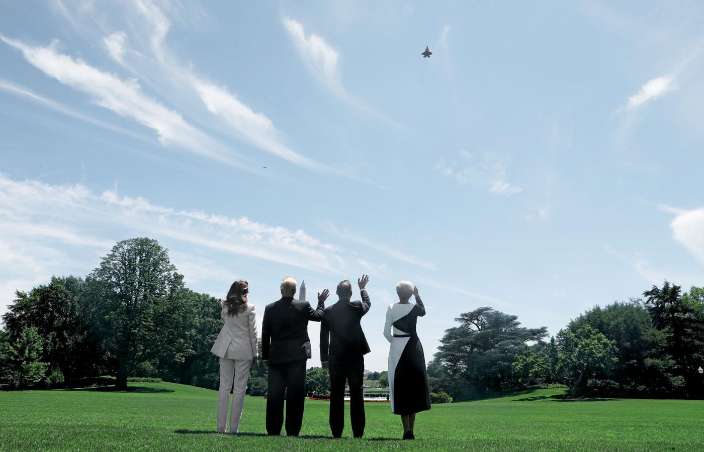 Prezydenci Duda i Trump po podpisaniu umowy o rozszerzeniu współpracy wojskowej. Na zdjęciu razem z pierwszymi damami oglądają przelot samolotu F-35. Waszyngton, czerwiec 2019 r.