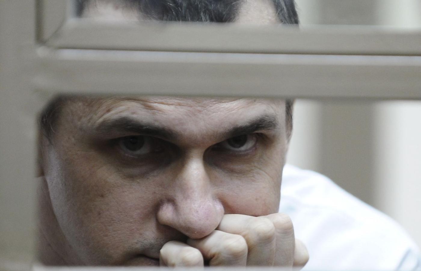 Ołeh Sencow, oskarżony o przygotowanie aktów terroryzmu wobec Rosji, podczas rozprawy w Rostowie nad Donem.