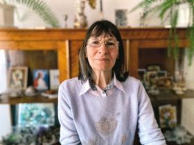 Skarbnik Krystyna Kamińska, powszechnie nazywana po prostu Krysią, mieszka w jednym z popegeerowskich bloków. Łatwo trafić, bo w Ostrowicach wszyscy się znają.