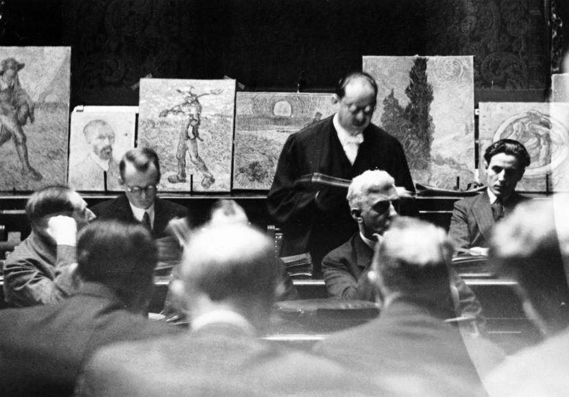 Proces Ottona Wackera: w 1932 r. ten handlarz „trefnymi van Goghami” (na zdjęciu siedzi po lewej stronie) został skazany na więzienie i grzywnę.