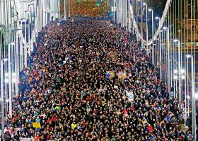 Wielotysięczne manifestacje w Budapeszcie i innych miastach to sprzeciw wobec pomysłów opodatkowania internetu. Tym razem Orbán przeszarżował.