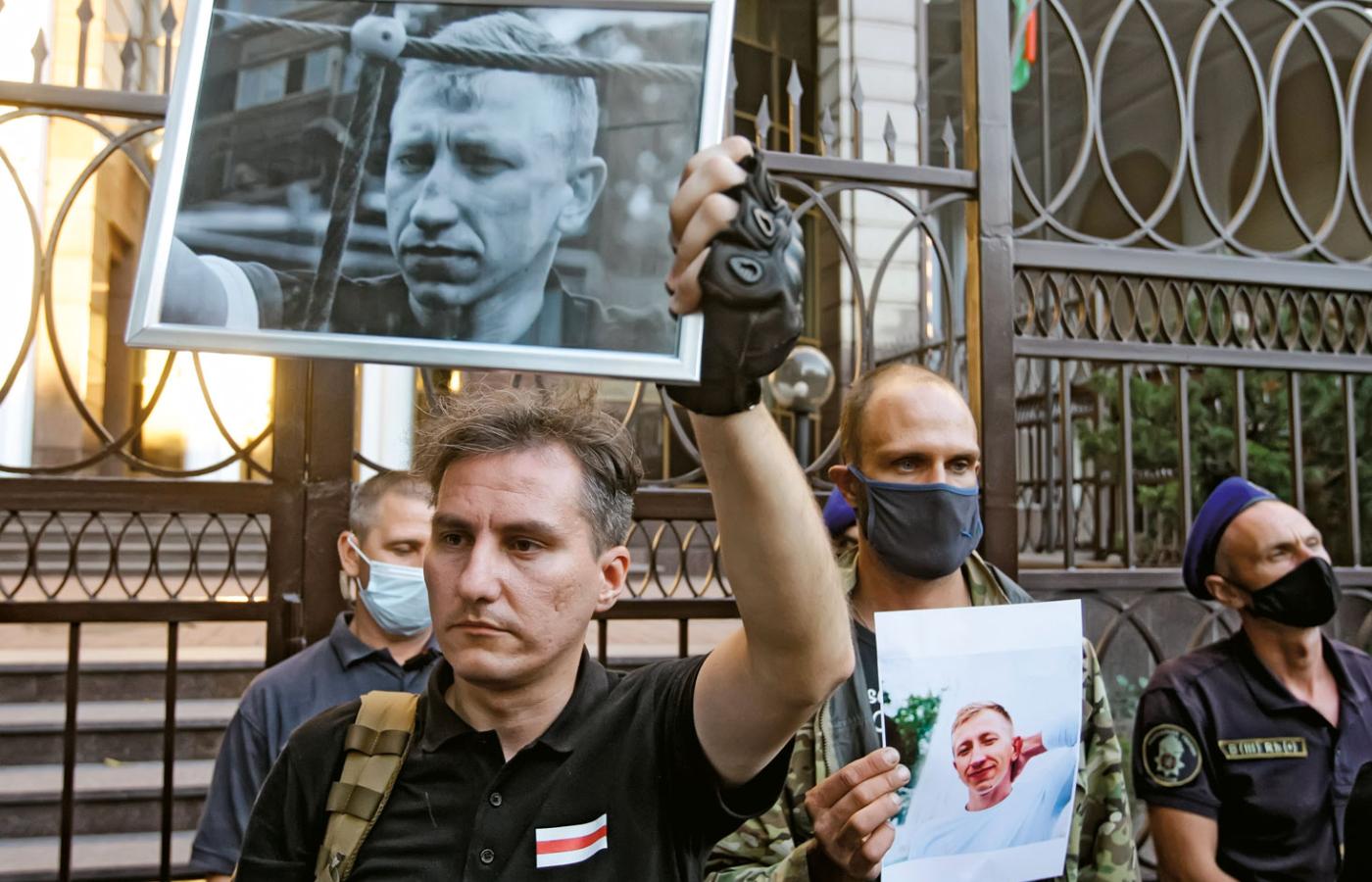 Demonstracja przed ambasadą Białorusi w Kijowie po odnalezieniu zwłok aktywisty Witala Szyszoua.