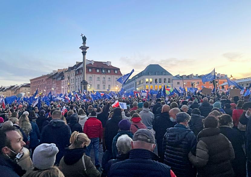 „My zostajemy w UE!”. Tłumy warszawiaków na pl. Zamkowym podczas protestu przeciw wyprowadzeniu przez PiS Polski z UE