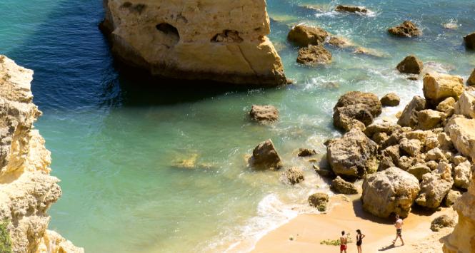 Praia da Marinha (niedaleko Carvoeiro, region Algarve). Królowa rankingów na najpiękniejszą plażę na świecie czy najlepsze miejsce wypoczynku. Turkusowe wody oceanu obmywają wapienne skały. Wybrzeże jest pełne malowniczych zatoczek i grot.