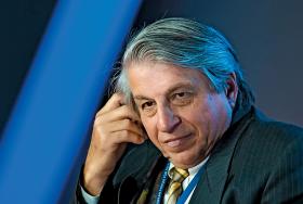 Benjamin R. Barber – światowej sławy amerykański politolog, specjalizujący się w problemach związanych z procesem globalizacji, budowaniem demokracji i społeczeństwa obywatelskiego.