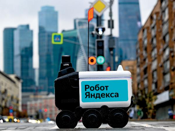 Robot kurierski Yandexu na ulicach Moskwy. Z infrastruktury tego operatora korzystają nie tylko indywidualni klienci, ale i tysiące firm.