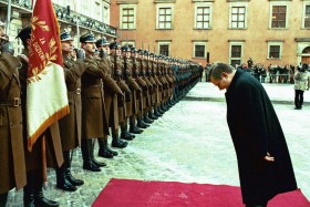 Zamkowy dziedzieniec i uroczyste przejęcie zwierzchnictwa nad wojskiem