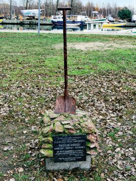 Pomnik łopaty, „symbolu konieczności wykonania kanału żeglugowego łączącego Zalew Wiślany z Zatoką Gdańską”, ufundowany przez posłankę PO Elżbietę Gelert z Elbląga, stoi w Kątach Rybackich od 12 lat.