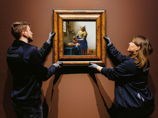 Tuż przed otwarciem wystawy „Vermeer” w amsterdamskim Rijksmuseum. Na fot. „Mleczarka”.
