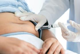 Przemysł farmaceutyczny wciążwyznaje zasadę, która przez ekspertówjuż dawno została zdyskredytowana:wystarczy kogoś jak najszybciejodchudzić, a nie leczyć jego chorobę.