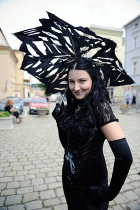 Dziecko, nie dziecko - grunt to wykazać się kreatywnością. Tu na przykładzie parasola...