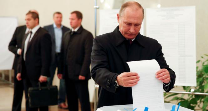 putin głosuje w wyborach parlamentarnych w rosji