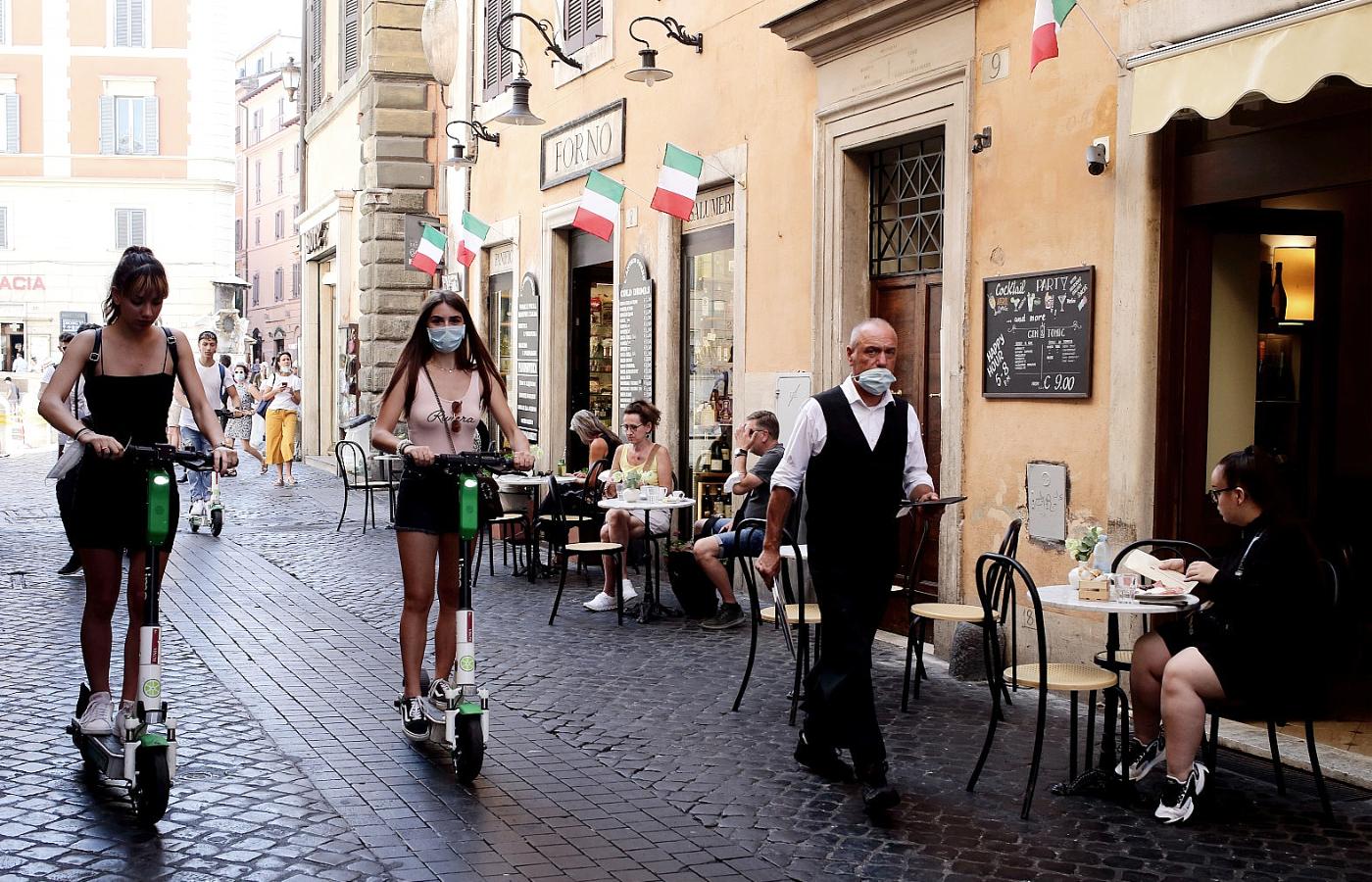 Turyści w centrum Rzymu