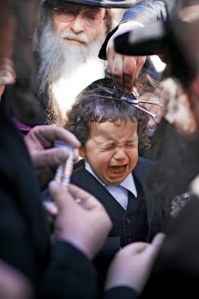 Tradycyjne postrzyżyny trzyletniego chłopca.