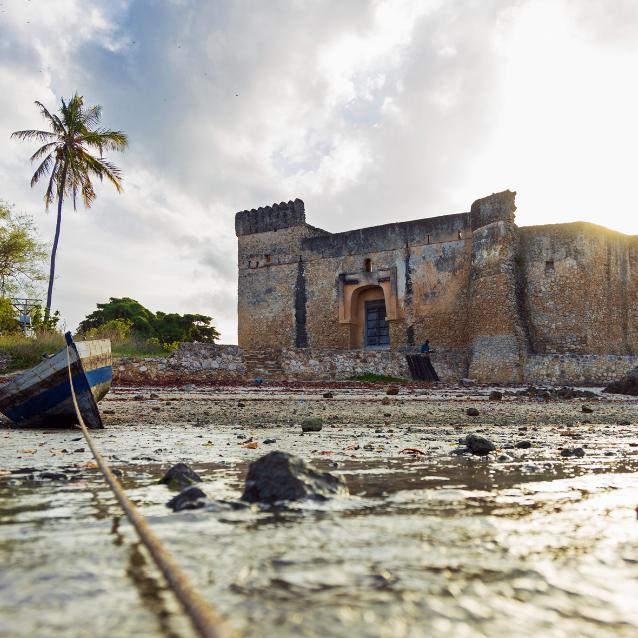 Zabytkowy meczet w Kilwa Kisiwani w Tanzanii.