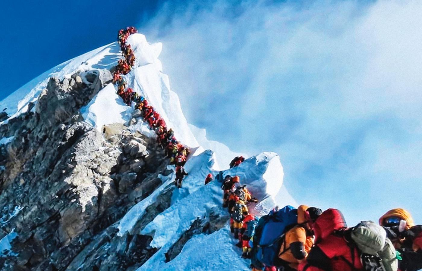 Kolejka na Everest sfotografowana przez Nepalczyka Nirmala Purję 22 maja 2019 r.